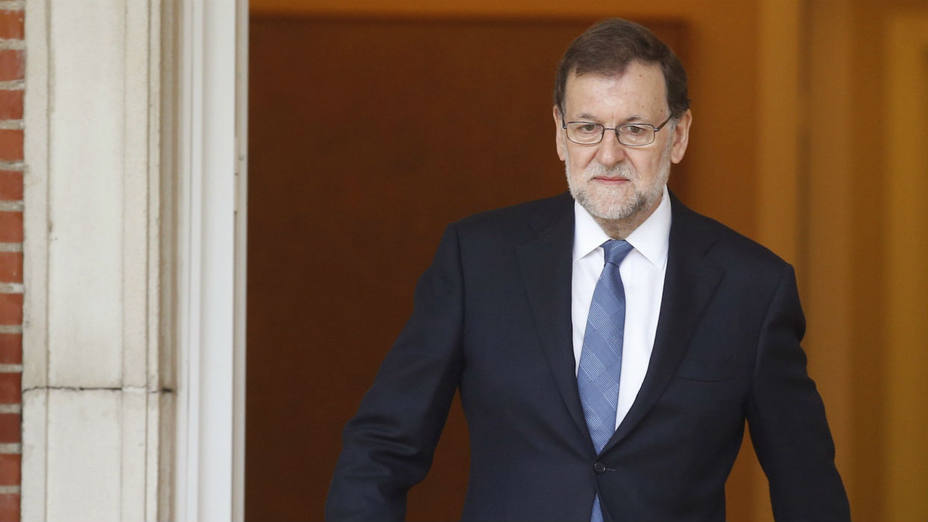 El jefe del Gobierno español en funciones, Mariano Rajoy, y su Partido Popular se mantienen a la cabeza de las encuestas.