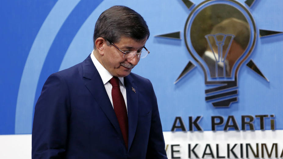 Ahmet Davutoglu anunció el jueves que dejaría el liderazgo del partido gobernante AK y, por lo tanto, el cargo de primer ministro, lo que planteó interrogantes sobre el acuerdo de migrantes con la Unión Europea.