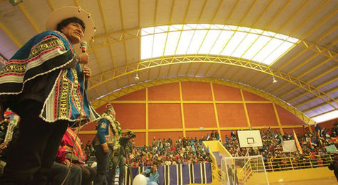 El presidente Evo Morales entrega un coliseo cerrado en la comunidad de Cantumarca.