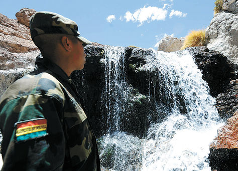 Vigía. Un soldado boliviano observa las aguas del Silala que fueron canalizadas artificialmente.
