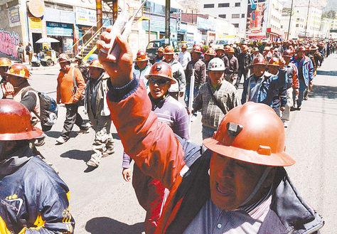 Protesta. Mineros marchan con dinamitas en el centro paceño, en 2012. Ese día murió un obrero.