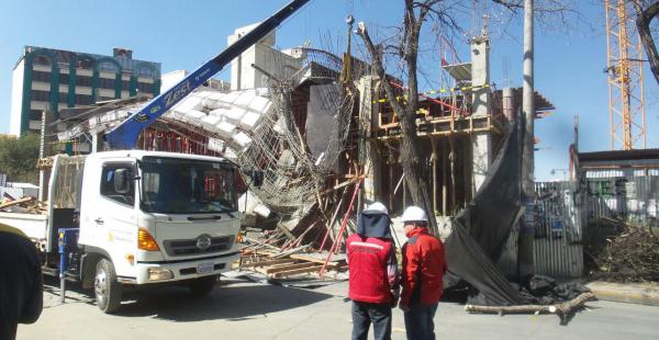 Imágenes del colapso de una de las estructuras de la estación de la Línea Blanca que está en construcción