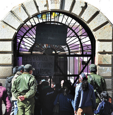 Penal. Visitantes esperan control en la puerta de la cárcel de San Pedro.