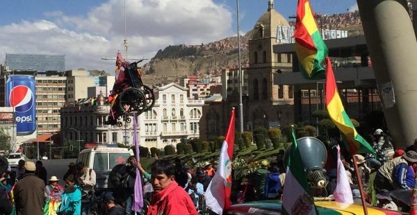 Una persona en silla de ruedas volvió a "colgarse" hoy, después de la marcha del sector por las calles de La Paz.