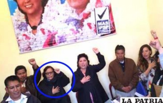 Teresa Subieta, aspirante a Defensora del Pueblo, aparece en una fotografía con el puño en alto en un acto del MAS