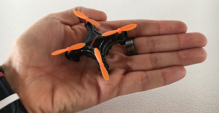 mini-drone-en-mano