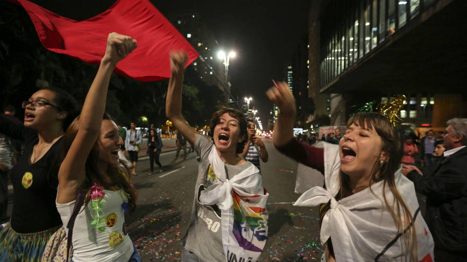 Estudiantes e integrantes de movimientos sociales se manifiestan a favor de la presidenta Dilma Rousseff en Sao Paulo. (Sebastião Moreira/Efe)