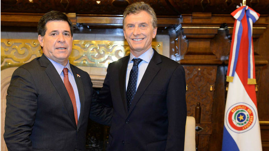 El presidente de Argentina, Mauricio Macri, recibe a su par de Paraguay, Horacio Cartes (Efe)