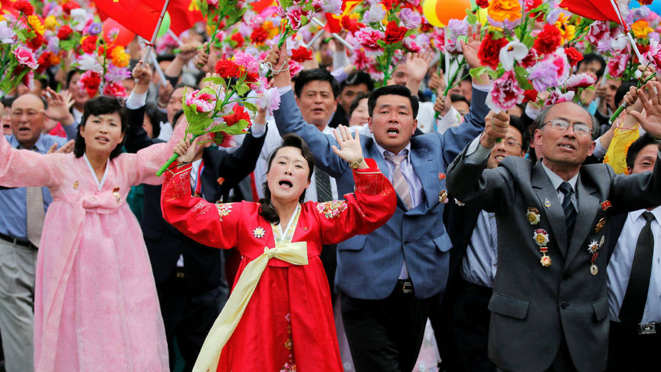 Saludo el líder norcoreano Kim Jong Un durante una manifestación masiva en Pyongyang. AP