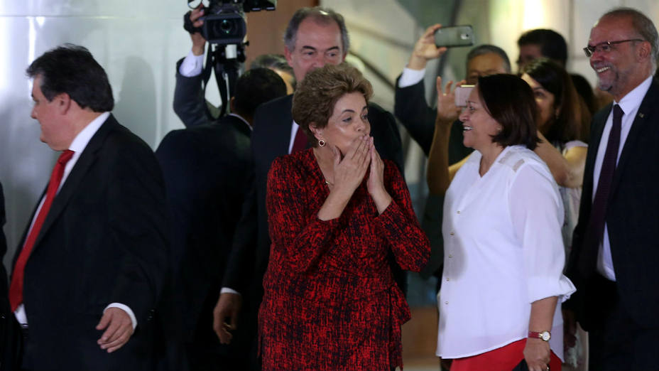 La presidenta de Brasil, Dilma Rousseff, lanza un beso a seguidores en una ceremonia en el palacio de Planalto. (Ueslei Marcelino/Reuters)