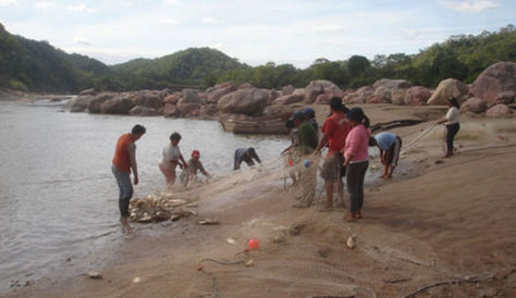 Un grupo de gente en labores de pesca en el río Pilcomayo