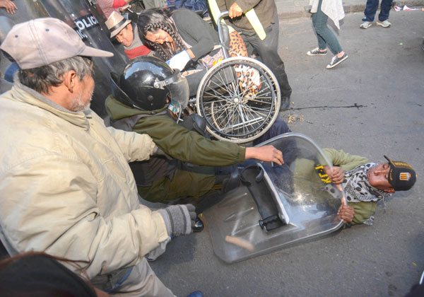 Tras 17 días de protestas en La Paz y cerca de dos meses de movilización, las personas con discapacidad continúan en su lucha por un bono de Bs 500 mensual. Los efectivos policiales volvieron a reprimir a estas personas que no podían defenderse.