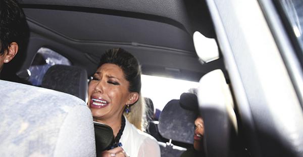 Gabriela Zapata en el vehículo en el que se fue luego de presenciar el desprecintado de los documentos que fueron hallados en su domicilio