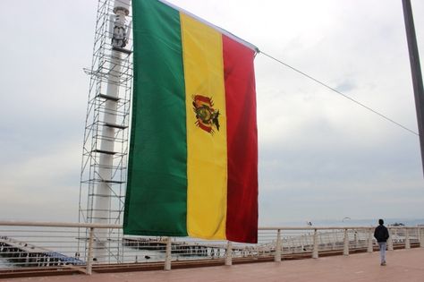 Una de las banderas de Bolivia que se instalaron en toda la Caleta Portales de Valparaíso, en Chile. Foto: www.ucvmedios.cl