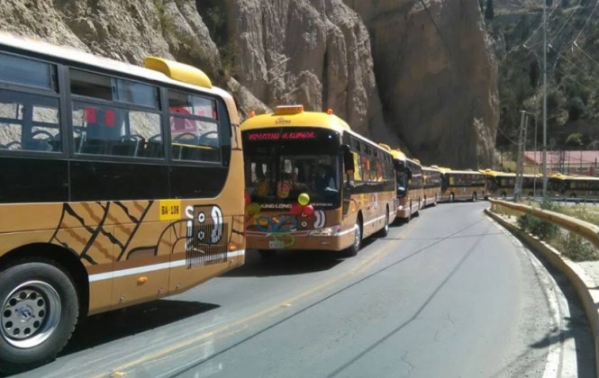 Nuevos 80 buses PumaKatari que cubrirán cuatro rutas recorrieron la ciudad en caravana