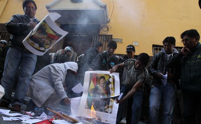 Obreros despedidos queman afiches y libros con la imagen de Evo Morales