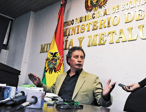Informe. El ministro de Minería y Metalurgia, César Navarro, en la conferencia llevada a cabo ayer. 