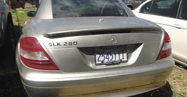 Un auto Mercedes Benz y una camioneta Toyota estaban en el sótano del edificio Guayay