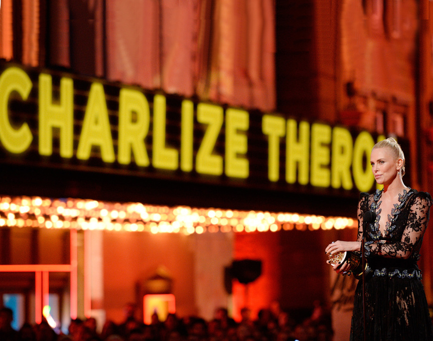 Charlize Theron, la mujer que no necesita ir acompañada de un neón con su nombre, para que su paso sea puro espectáculo.