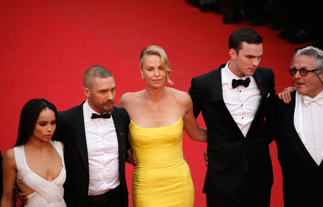 Charlize, flanqueada por Zoe Kravitz, Tom Hardy, Nicholas Hoult y George Miller en Cannes en 2015.