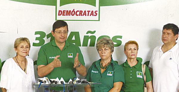 Óscar Ortiz, acompañado por otros legisladores cruceños, dijeron que esto es una campaña de guerra sucia en contra de Rubén Costas