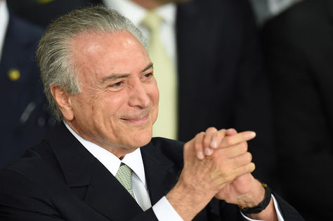 Ayer. Michel Temer hace la señal de la victoria luego de asumir la presidencia de Brasil. 