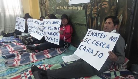 Un grupo de ex trabajadores de Enatex instala el piquete de huelga de hambre. Foto. Dennis Luizaga