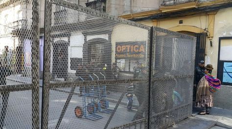 Una de las rejas metálicas, que instaló la Policía, para evitar el ingreso a ese sitio. Foto: Ángel Guarachi