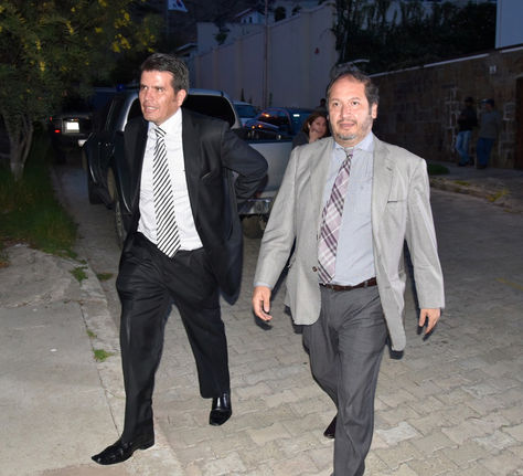 William Sánchez y Wálter Zuleta, abogados de Gabriela Zapata, en la requisa que participaron al domicilio de su cliente. Foto: Oswaldo Aguirre - archivo
