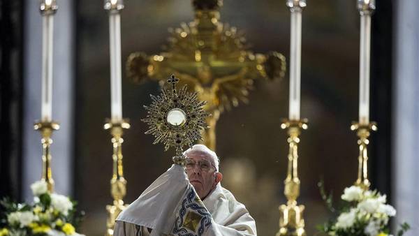 Mensaje. El papa Francisco celebró hoy una misa en la basílica romana de San Juan de Letránen con motivo del Corpus Christi. EFE/ANGELO CARCONI