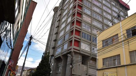 Edificio de la Contraloría del Estado en la calle Indaburo. Foto: José Lavayén 