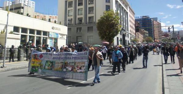 La mañana de este martes los trabajadores fabriles se sumaron a la protesta de los despedidos de la empresa Enatex