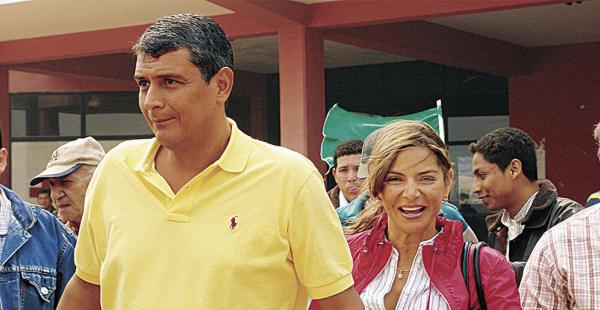 Ernesto Suárez pidió que dejen en paz a su esposa, Naneth Aponte. “El político soy yo, no ella”, aseveró