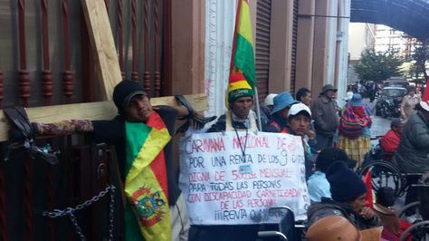 Hoy. Movilización de los discapacitados por el prado paceño.