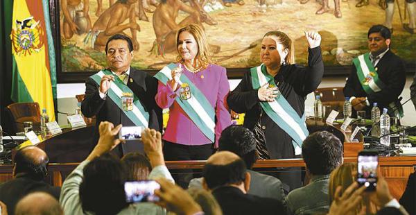 segunda gestión de la edil angélica sosa como presidenta del concejo municipal Sosa, Hortensia Sánchez y Romel Pórcel en el momento de jurar para asumir sus respectivos cargos