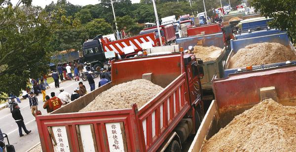 En la ruta a los valles cruceños, en el km 17 ruta a La Guardia, las vías fueron obstruidas por camiones