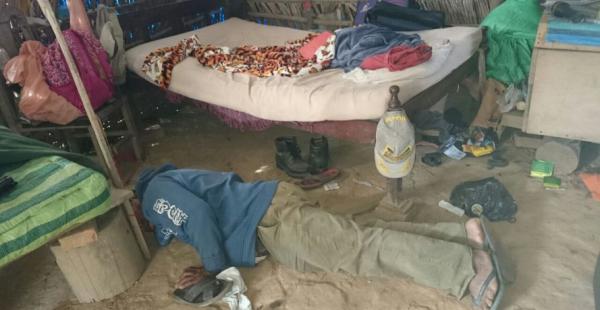 Un hombre, testigo del asalto a mano armada en Los Andes, muestra como redujeron a las víctimas