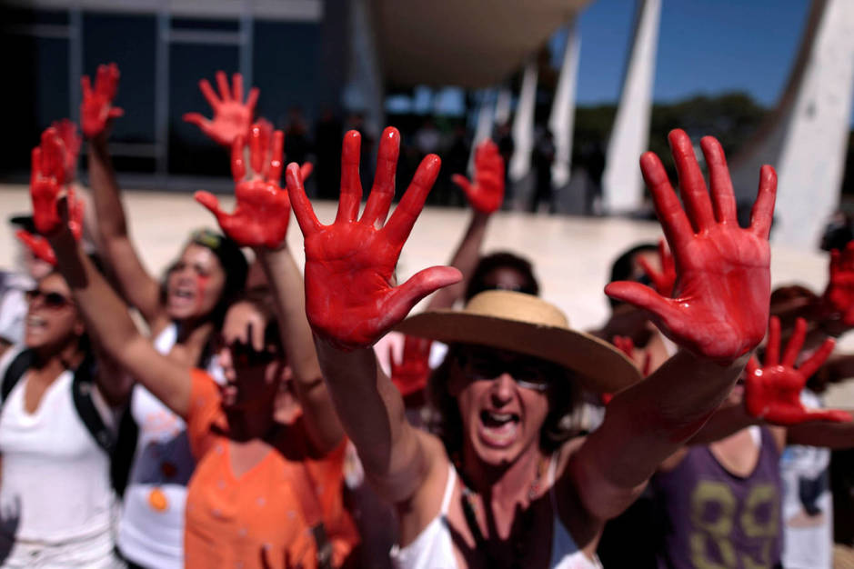 Manifestantes protestan contra la violencia sexual tras el caso de la joven violada por 30 hombres, en Brasilia, el 29 de mayo de 2016 (Reuters).