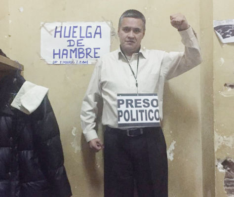 El abogado Eduardo León se declaró en huelga de hambre.