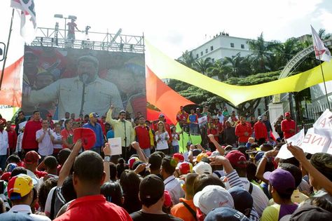 Nicolás Maduro, pidió hoy formar una "resistencia histórica" para defender la libertad del país caribeño si este fuera intervenido por fuerzas extranjeras luego de que la Secretaría OEA invocara la Carta Democrática para Venezuela. Foto: EFE 