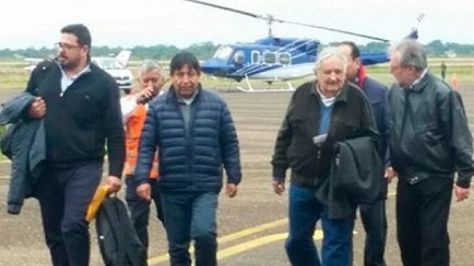 El expresidente José Mujica a su arribo a Bolivia. Foto: ABI