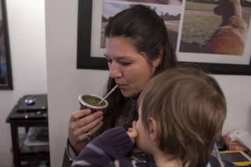 Mariela y su hijo en la vivienda familiar.