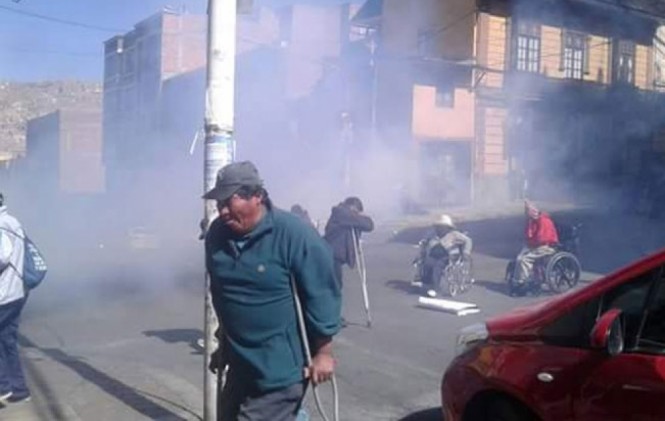 Denuncian que hay 10 policías heridos tras el enfrentamiento con discapacitados