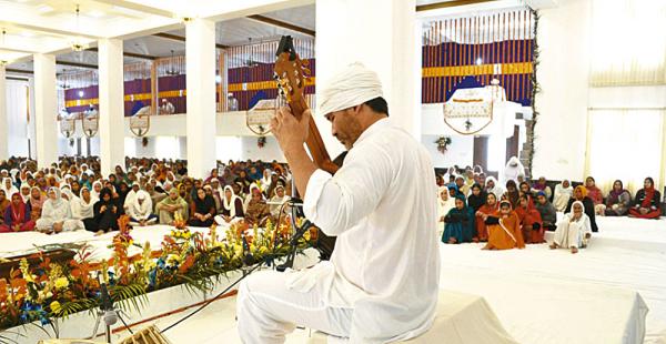 Llevando su magia. En Bulandpuri (India) el guitarrista dio un concierto en el templo Sikh ante la mirada atenta de su público