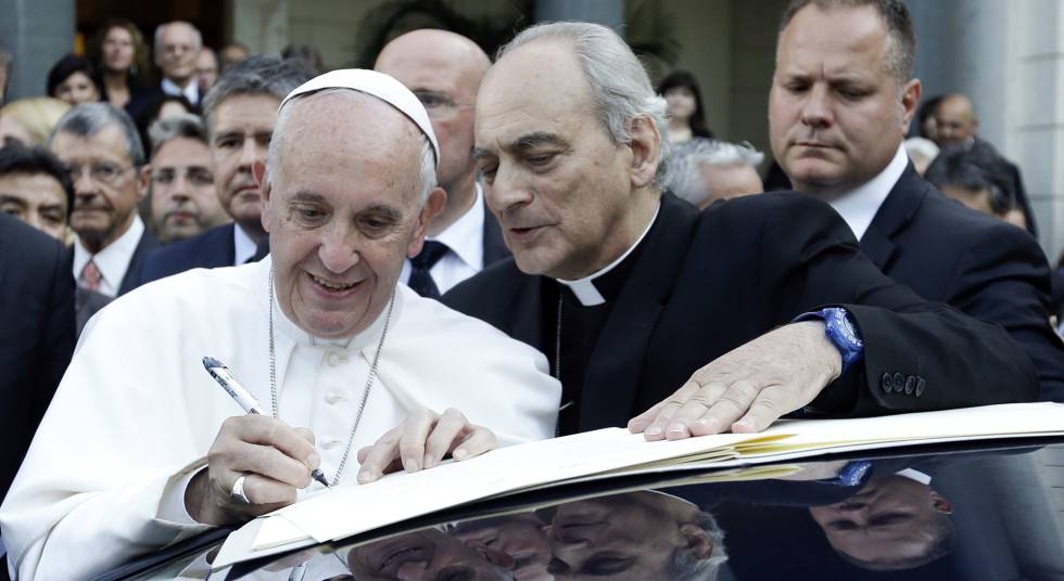 El Papa, junto a moseñor Marcelo Sanchez Sorondo, firma un documento en el Vaticano.