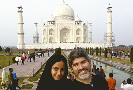 Una postal para toda la vida. La pareja visitó el Taj Mahal, que se encuentra en Agra (India) ella luce el tradicional Hiyab