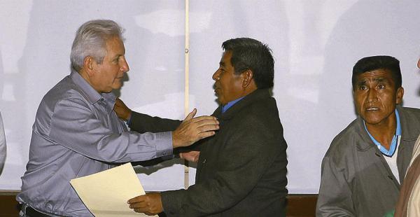 Costas se despide del alcalde de Yapacaní, tras la firma del acuerdo que posibilitó la apertura de la carretera nueva a Cochabamba