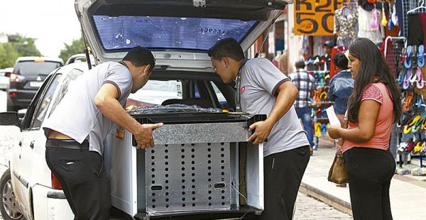 Los artefactos y productos que compra la gente son llevados principalmente en taxis y en vehículos particulares hasta Arroyo Concepción