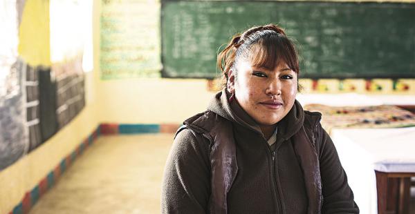 Lucinda proviene de una familia de educadores, su padre es un profesor y comunicador aimara y su hermano es maestro de física y química