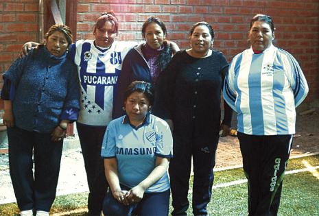 El deporte también está presente. Una vez concluyen las labores educativas, las docentes dedican un tiempo para practicar deporte en la escuelita.